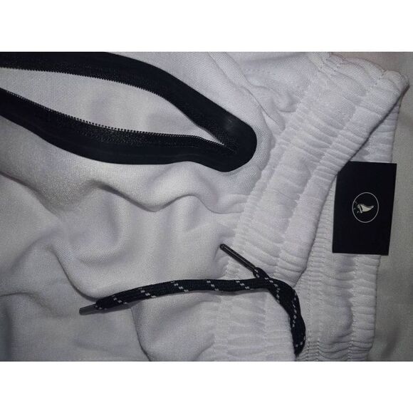 White shorts  - Picture 5 of 6